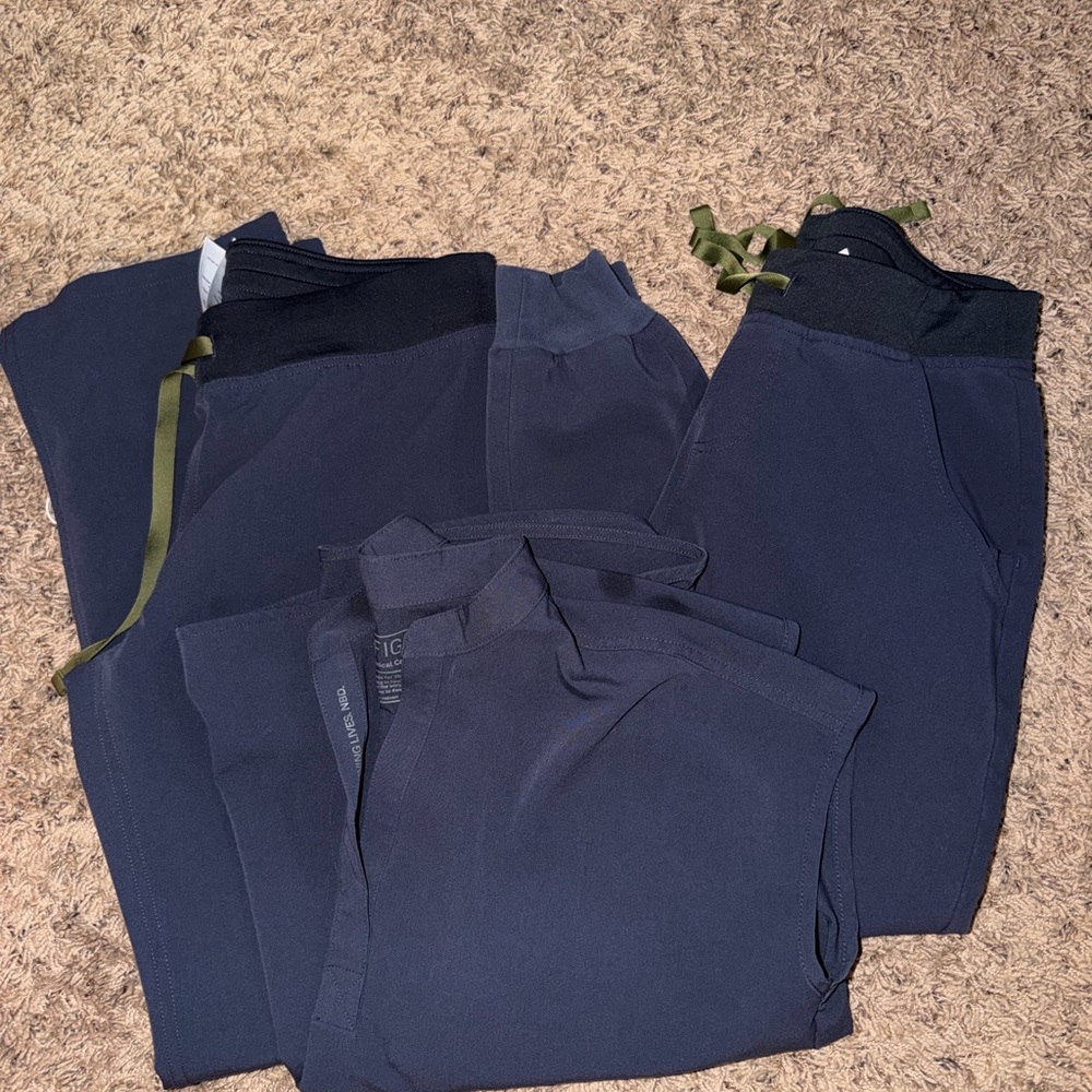Figs quiet navy scrub set